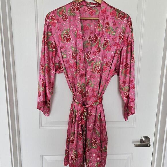 Other - Vintage Cruz Pink Colors Floral Polyester Long Robe Size XL. Bridal Party Cover